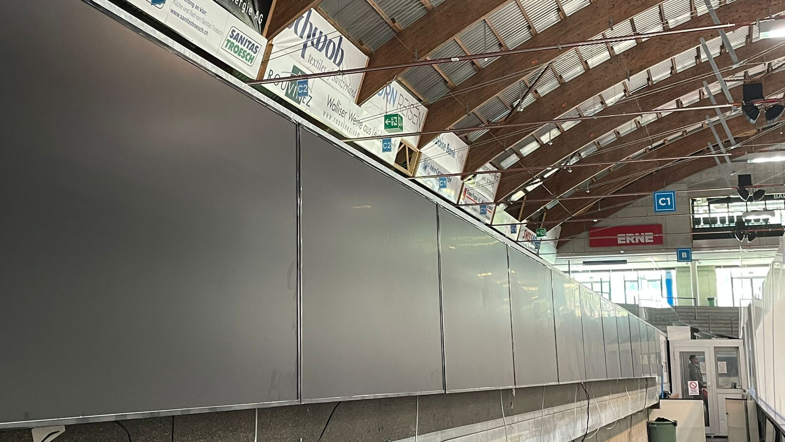 Erst Screens, dann LED-Bande