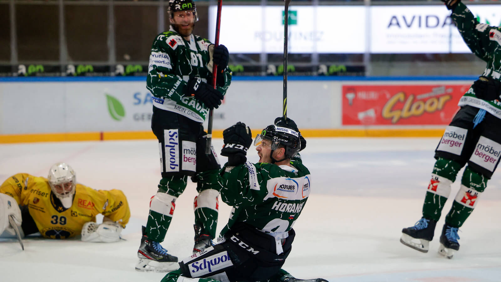 Derbysieg im Spitzenkampf